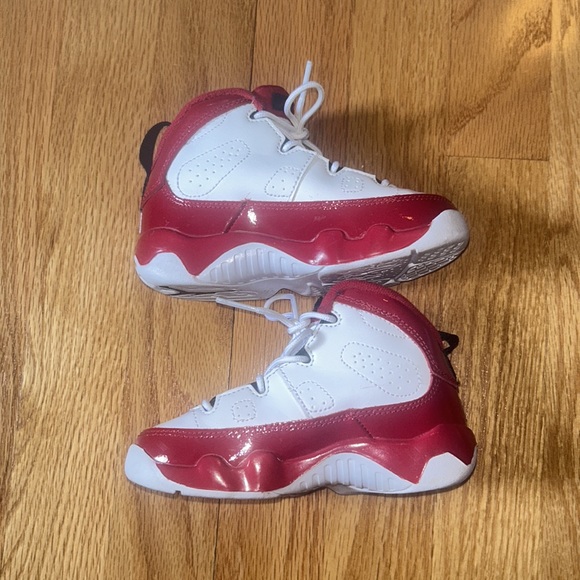 LIKE NEW: Air Jordan 11 Retro with patent leather cherry soles - Picture 5 of 9